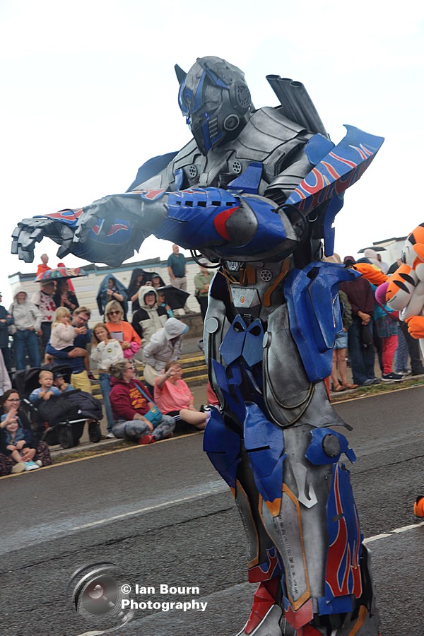 Worthing Parade 2026: photo by Ian Bourn for Scene Sussex.